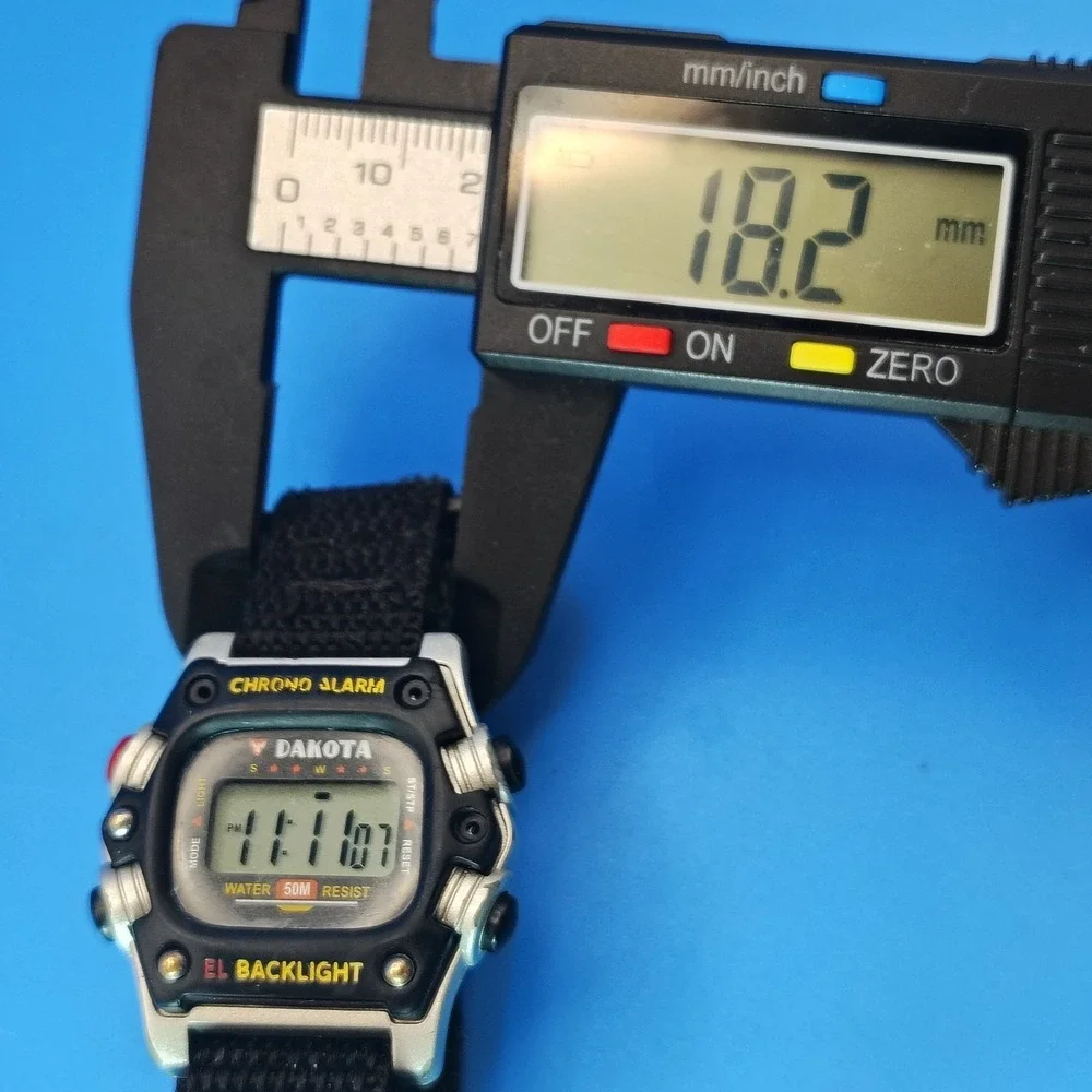 Vintage 2004 Dakota 30mm Mens Digital Watch‎ Retro Sport Strap Wrist Size 5-7.5